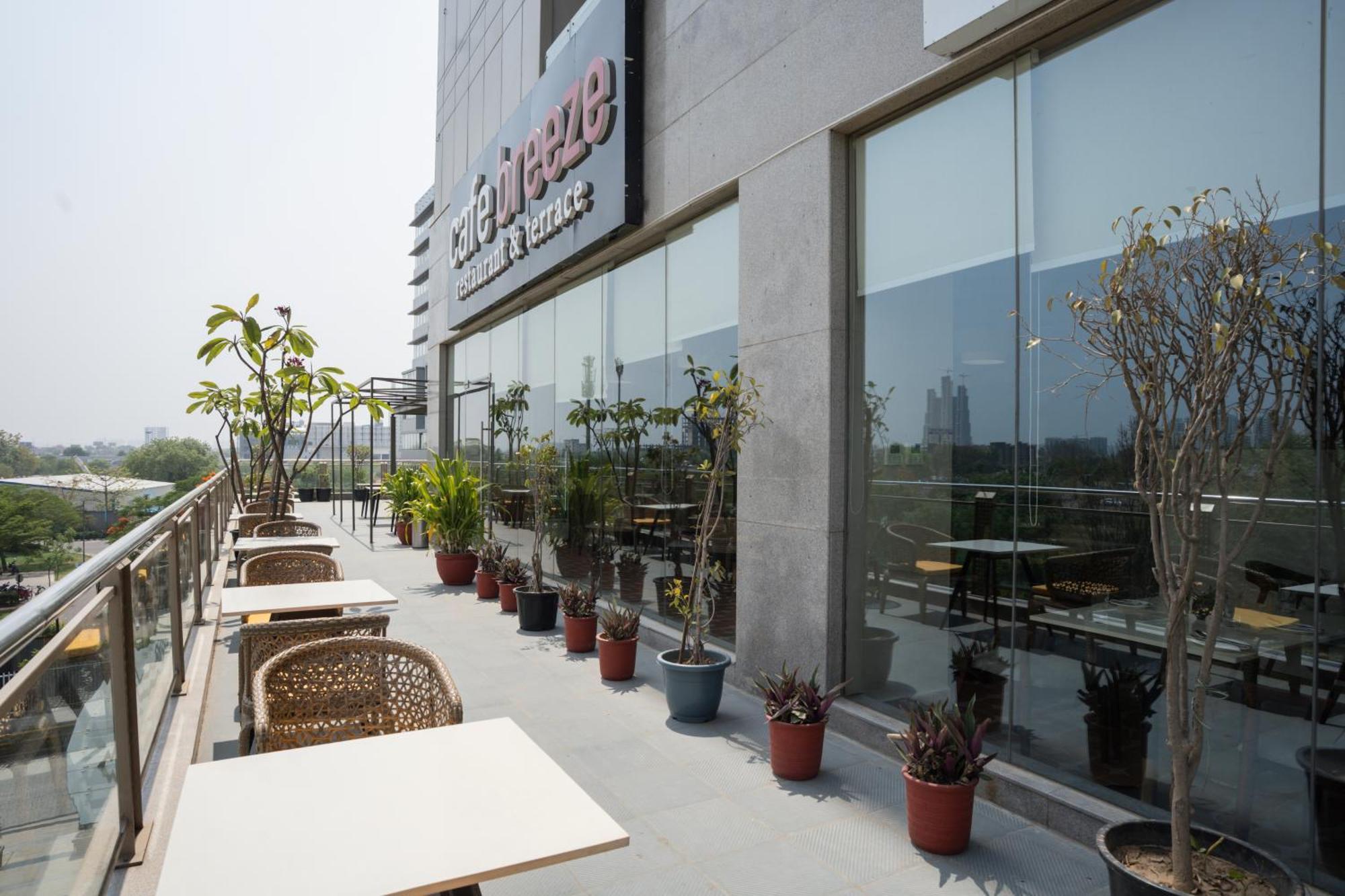 Ar Suites Klj Square Gurgáon Exteriér fotografie